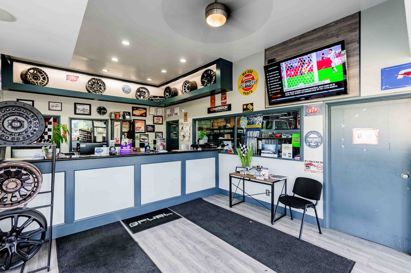 A receptionist desk at Pitt Stop Auto